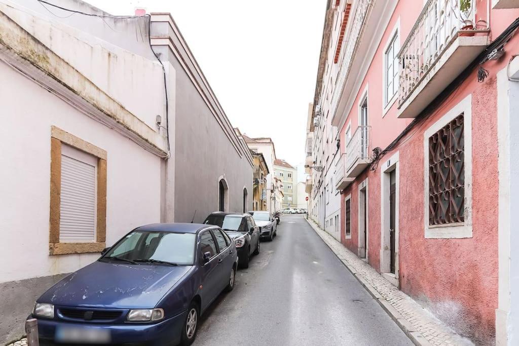 Apartamento Portucale ! Campo Ourique Design W/ Balcony
